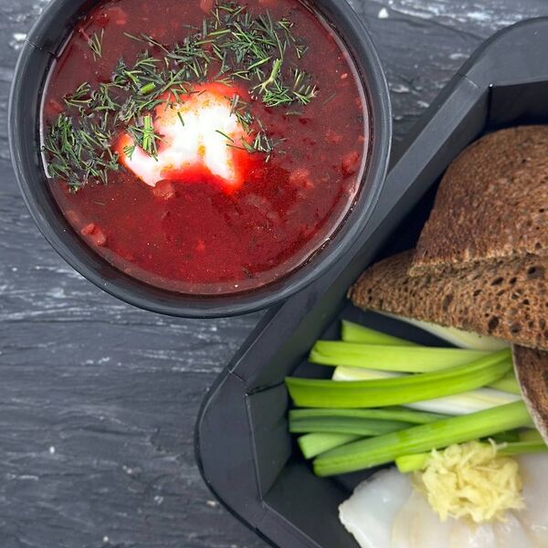 Борщ с салом, хреном, зеленым луком и черным хлебом