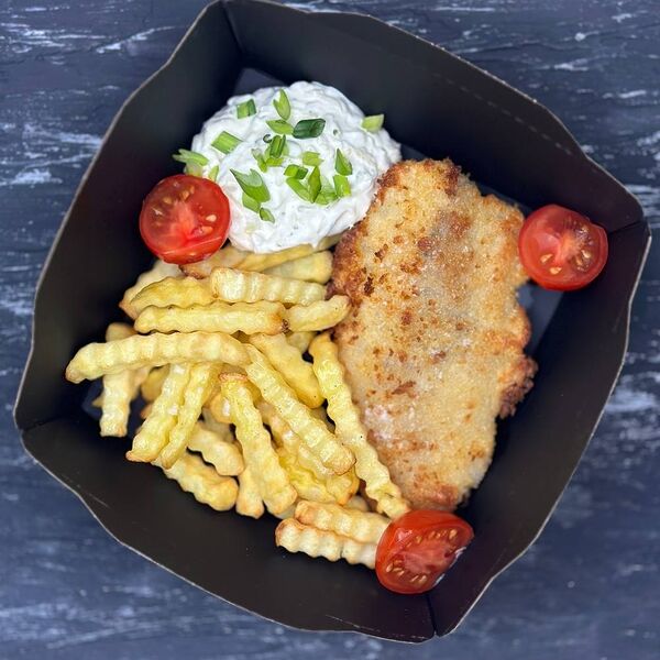 Треска в сухарях панко с картофелем фри и соусом тар-тар