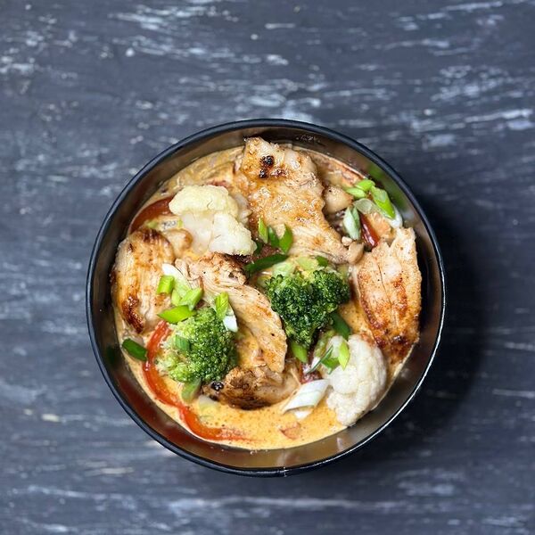 Рис с овощами и курицей в соусе биск